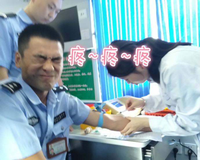 疼skr人！警察在移動(dòng)獻(xiàn)血車(chē)上的表情包亮了