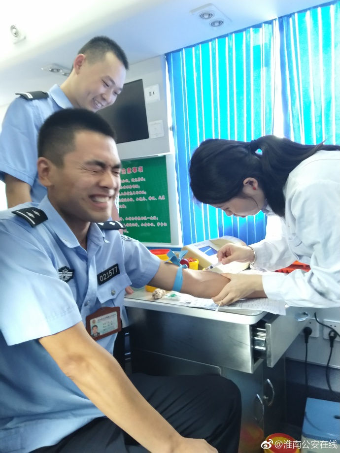 疼skr人！警察在移動(dòng)獻(xiàn)血車(chē)上的表情包亮了